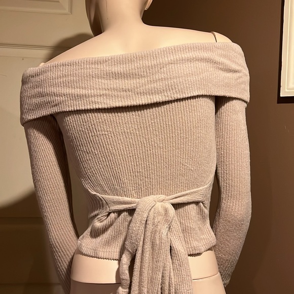 NWT off the shoulder long sleeve - Picture 2 of 2